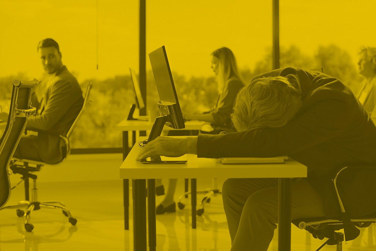 Salarié qui s'effondre de fatigue sur son bureau