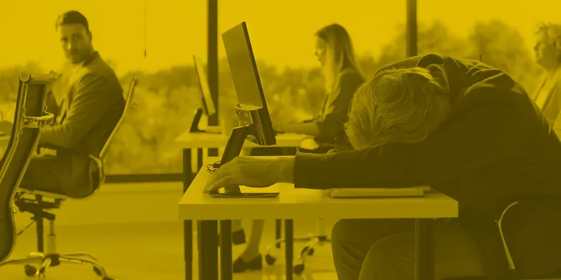 Salarié qui s'effondre de fatigue sur son bureau