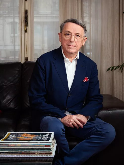 Docteur Christophe Bagot assis dans son cabinet